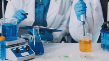 Laboratuvarda çalışan bilim adamı.