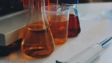 Bir bardak viskiye yaklaş.