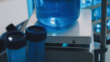 Mavi sıvıyla laboratuarda mavi bir sıvı.