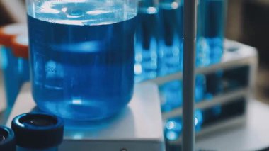 Laboratuvarda mavi sıvı.