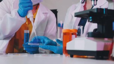 Bilim adamı modern bir laboratuvarda bir numuneyle çalışıyor.