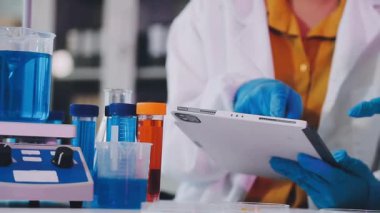 Laboratuvarda çalışan genç bilim adamı.