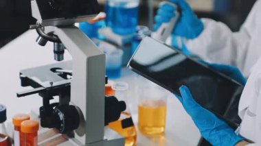 Laboratuvarda çalışan bilim adamı.