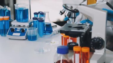 Laboratuvar asistanı laboratuarda test tüpleriyle çalışıyor.