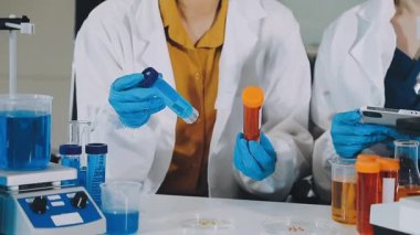 Laboratuvarda çalışan kadın laboratuar bilimcisi.