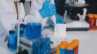 Laboratuvarda deney tüpü ve sıvısı olan bilim adamı.