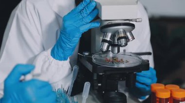 Laboratuvarda numuneyle çalışan bilim adamı.