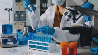 Test tüpleri ile çalışan laboratuvar asistanı