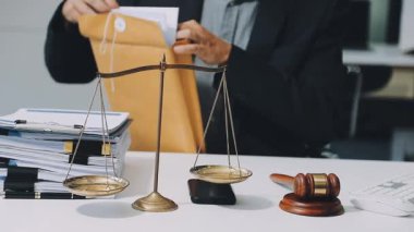 Ofisteki masada çalışan bir avukat. Avukat, avukat, hukuk, hukuk, hukuki danışmanlık..