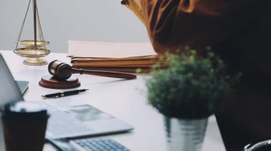 Ofiste çalışan avukat