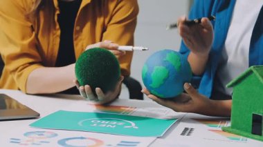 Yerküre ve dünya modeline sahip kadın, ekoloji konsepti