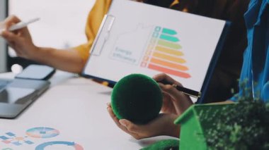 İş kadını, ofisinde grafik ve grafikle dizüstü bilgisayar kullanıyor. işletme ve eğitim kavramı.