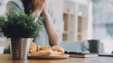 Mutfakta dizüstü bilgisayarla çalışan bir kadın.