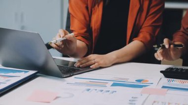 Bilgisayarda çalışan iş kadınını kapatın.