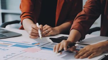 İş kadınları takım toplantısı ve proje planını dizüstü bilgisayarla tartışmak