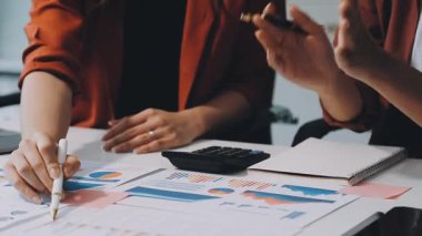 İş adamları ofiste proje üzerinde tartışıyor ve çalışıyorlar. iş kavramı