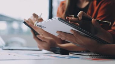 Ofiste tablet bilgisayar ve dijital tabletle çalışan iş kadını