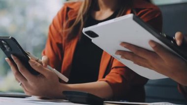 Cep telefonu kullanan kadın