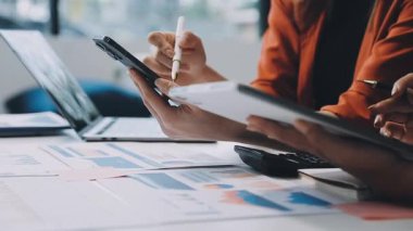 İş kadını ofiste bilgisayarla dijital tabletle çalışıyor.