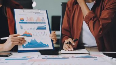 İşadamı parmağıyla işaret ediyor