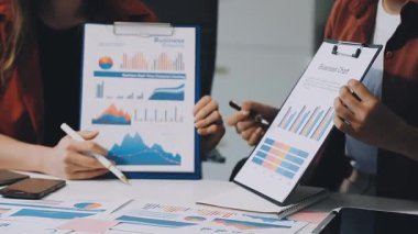 Çizelge ve grafikleri analiz eden iş kadını