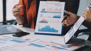 Ofisteki dizüstü bilgisayarda finansal grafikle çalışan iş kadını