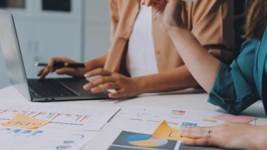 Finans belgeleri ve dizüstü bilgisayarla çalışan iş kadını