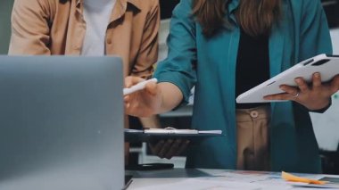 Genç bayan mimar yeni bir projeyle çalışıyor.