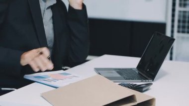 Ofiste dizüstü bilgisayarda çalışan iş adamı.