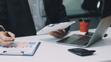 İş adamı masaya bir not yazıyor. Başarılı iş kavramı