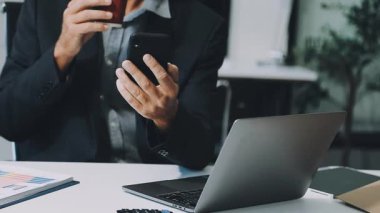 Ofiste çalışan bir iş adamı..