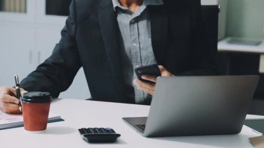 Modern ofiste dizüstü bilgisayarla çalışan iş adamları