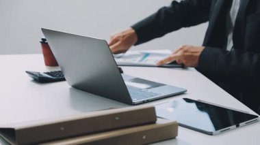 Ofis Masası dizüstü bilgisayar kullanarak iş adamı