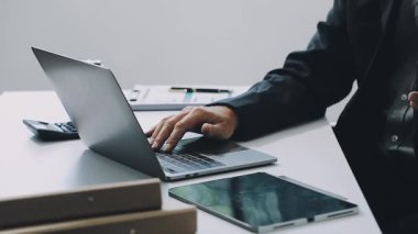 İşadamı dizüstü bilgisayarla çalışıyor