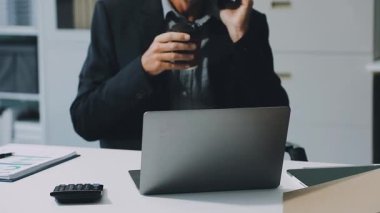 İşadamı ofiste dizüstü bilgisayar.
