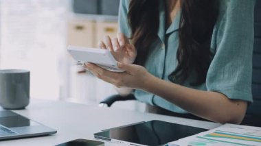 Kadın dizüstü bilgisayar kullanıyor ve online alışveriş merkezinde kredi kartı tutuyor..
