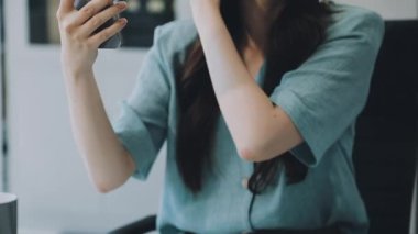 Tabletli genç bir kadın.