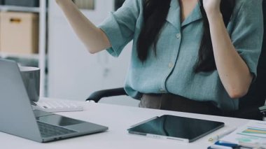 dizüstü bilgisayar üzerinde çalışan iş kadın