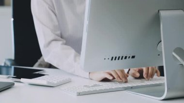 Ofiste dizüstü bilgisayarla çalışan iş adamı, yakın plan