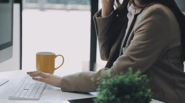 İş kadını ofiste çalışıyor.