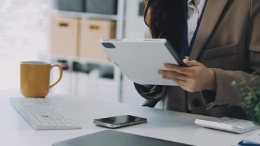 Dizüstü bilgisayarda çalışan iş adamları