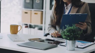 Ofiste çalışan iş kadını.