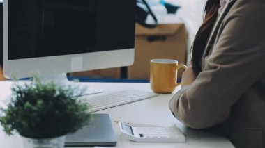 yakın plan - bilgisayarla çalışan iş kadınının görünümü