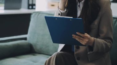 Laptop ve tabletle çalışan genç ve güzel bir kadın.