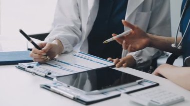 Doktor resepsiyonda sağlık raporu yazıyor. tıbbi sağlık ve tıp konsepti.