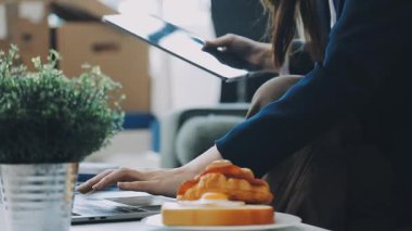 bir kafede çalışan kadın