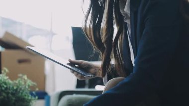 Ofisinde dijital tabletli bir iş kadını