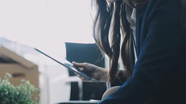 Belgeler ve belgelerle birlikte iş kadını elinde tablet tutuyor
