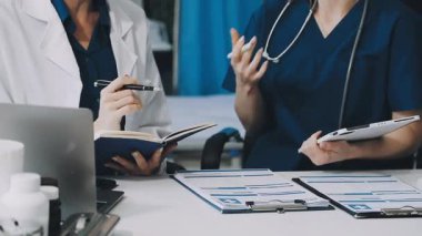 Ofisteki toplantıda bir grup doktor.