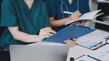 Doktor ve hasta hastanede.